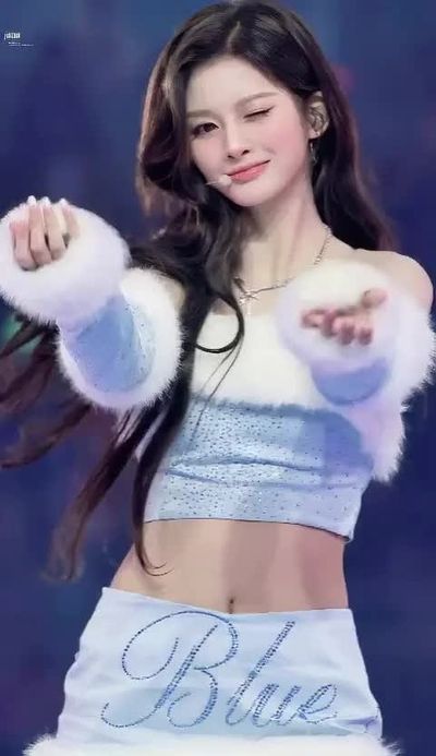 Sullyoon - shows tits