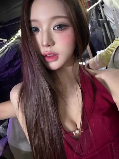 Wonyoung - shows boobs