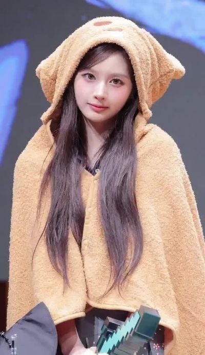 Sullyoon - shows tits