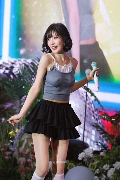 Joy - naked on stage