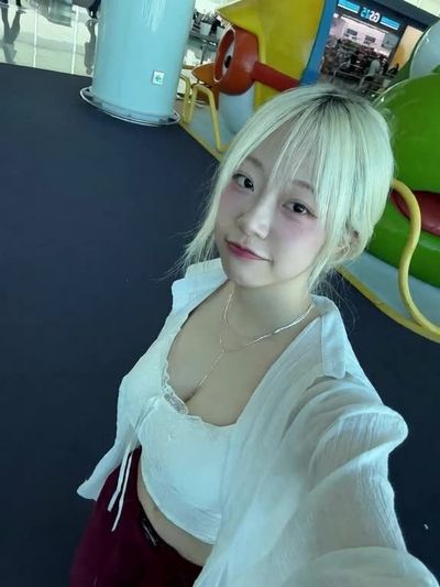 Jeewon - shows boobs
