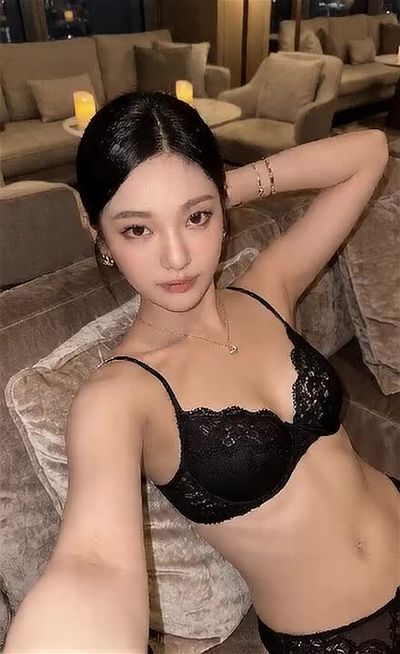 NingNing - shows tits