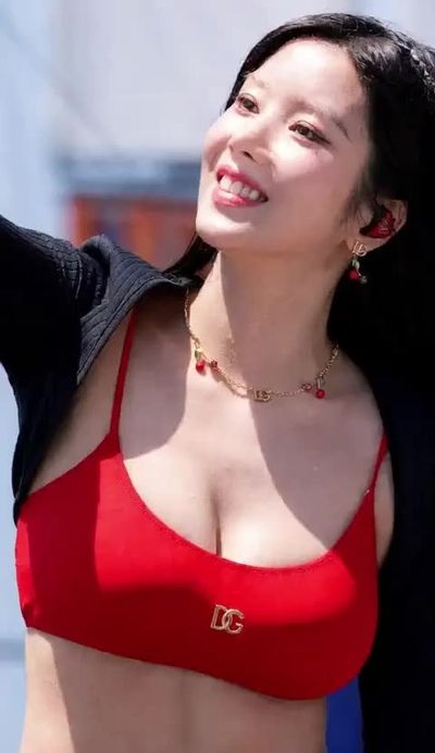 Eunbi - shows tits