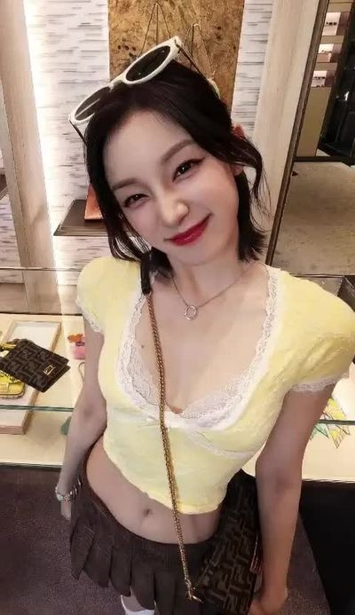 Yuqi - shows tits