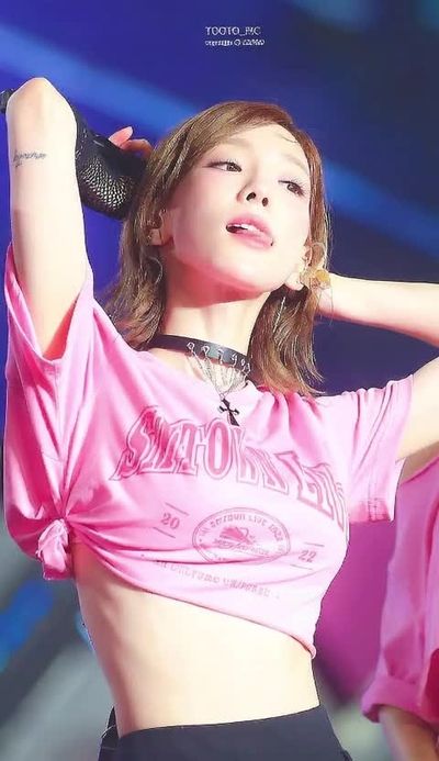 Taeyeon - shows tits