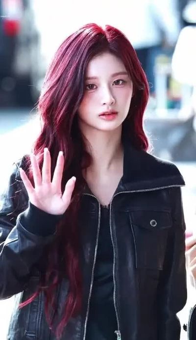 Sullyoon - shows tits