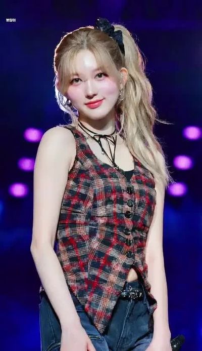 Gaeul - shows tits
