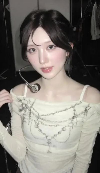 Gaeul - shows tits