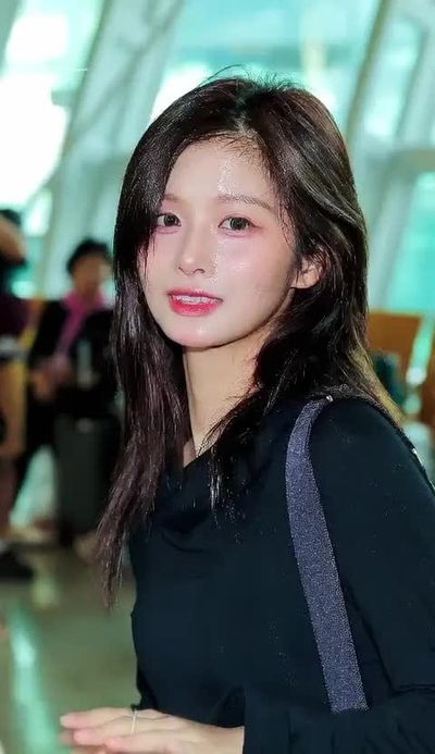 Sullyoon - shows tits