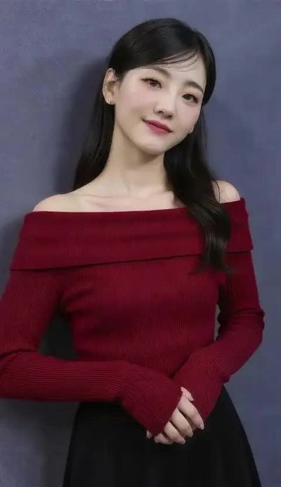 Cho Yi-hyun - shows tits