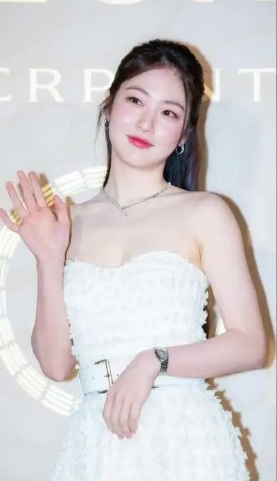 Shin Ye-eun - shows tits