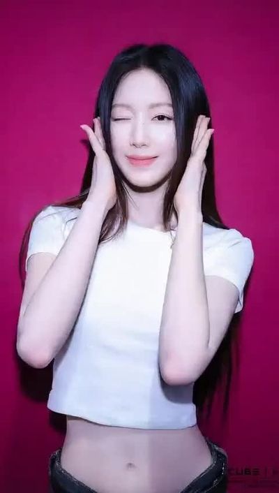 Shuhua - shows tits