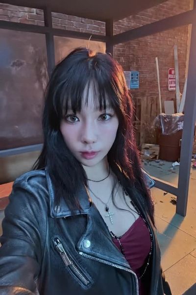 Taeyeon - shows tits