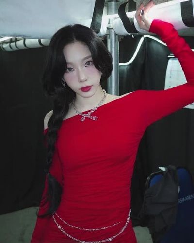 Taeyeon - shows tits