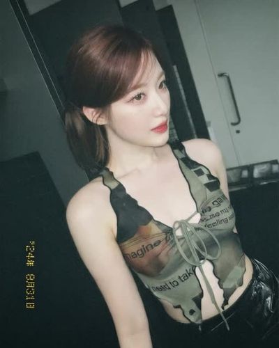 Shuhua - shows tits