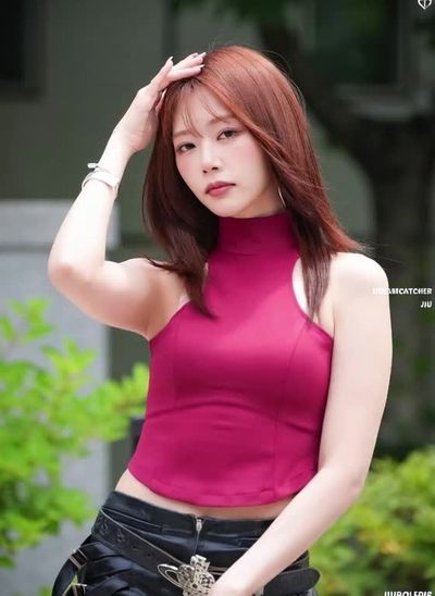 JiU - shows boobs