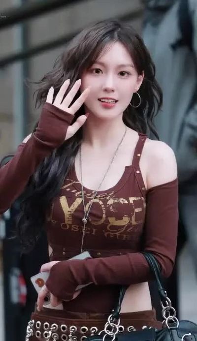 Chaehyun - shows tits