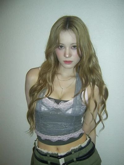 Nina - shows tits