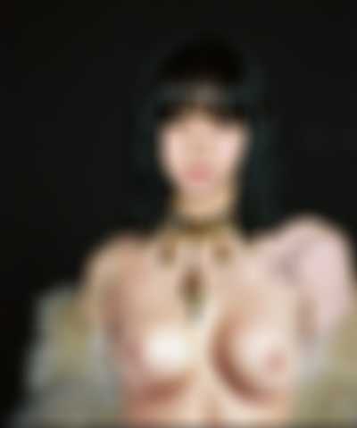 Lisa - shows tits