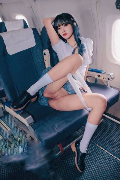 Cheng Xiao - shows pussy