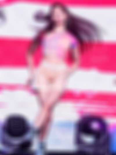 Yiren - public nude