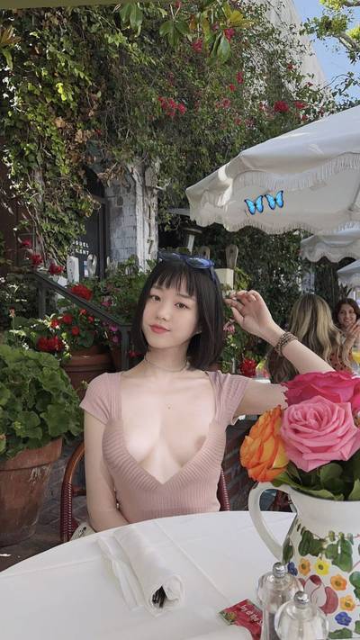 Lee Yoo Bi - shows tits