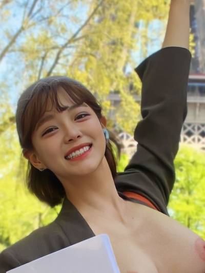 Sejeong - shows tits public 
