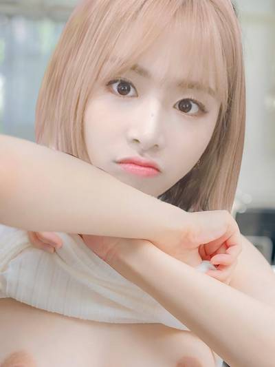 Chaewon - shows tits