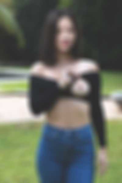 Solji - shows tits