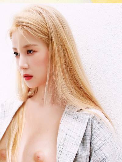 Chorong - shows tits