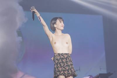 Younha - topless stage