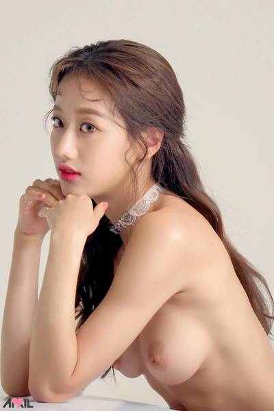 Lee Naeun - shows tits