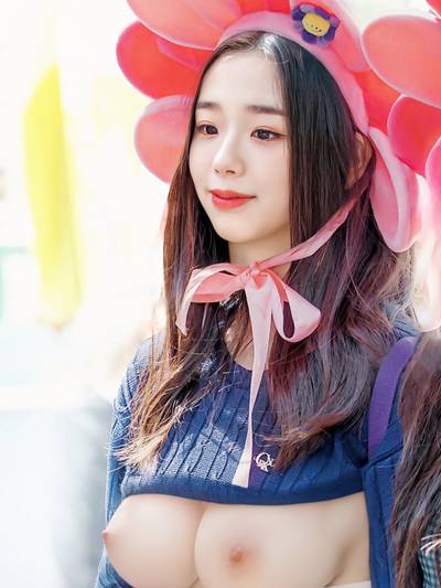 Chaeyeon - shows tits