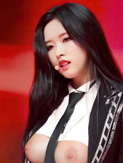 Olivia Hye - shows tits