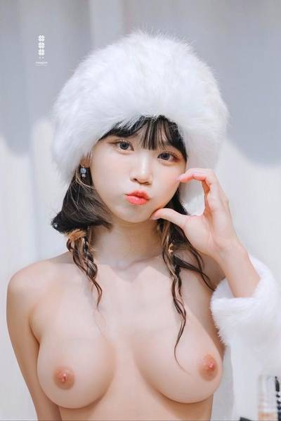 Chaewon - shows boobs