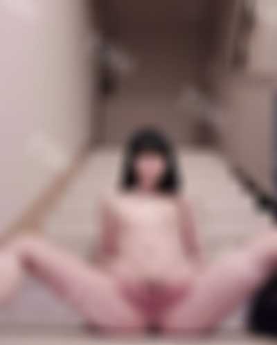 Yena - shows pussy