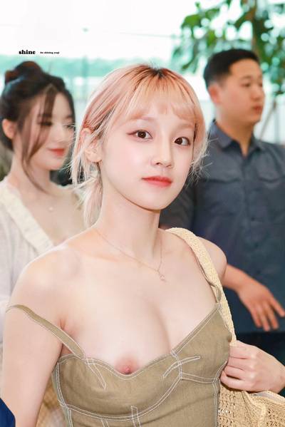 Yuqi - public nude
