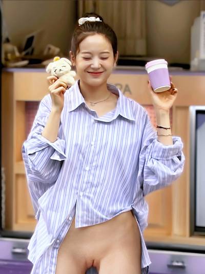 Gyuri - shows pussy