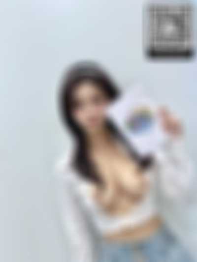Sullyoon - shows boobs