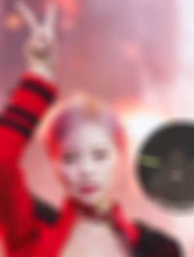 JiU - shows tits
