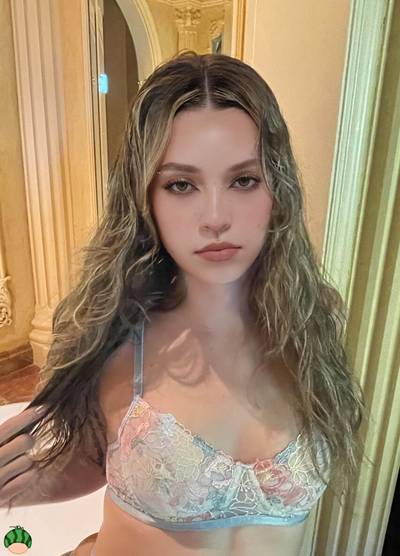 Daniela - naked