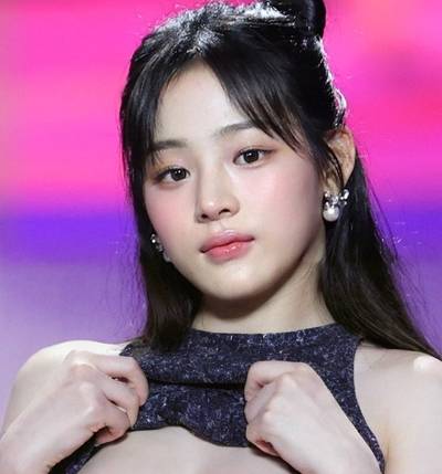 Minji - shows tits