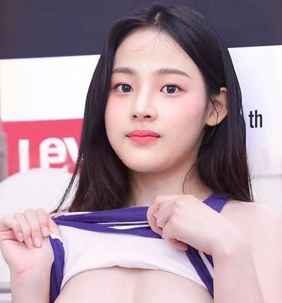 Minji - shows tits