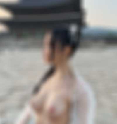 Hanni - nude